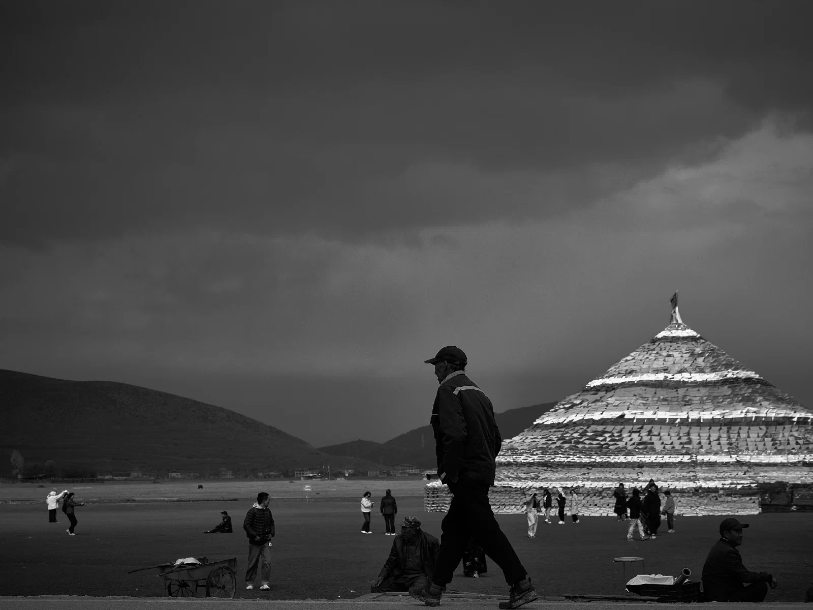 Buildings with figures or vessels in an open space